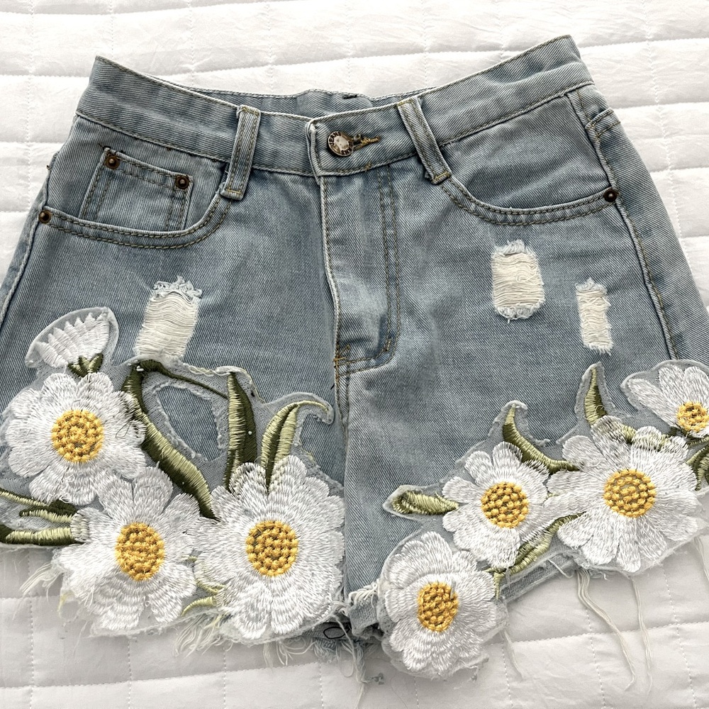 Daisy Embroidery Denim Shorts Small